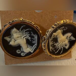 🐎 Vintage Cameo Cufflinks Gold Tone Black Intaglio Mythical Horse Pegasus Design